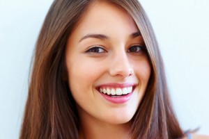 Sourire patiente apres traitement orthodontique